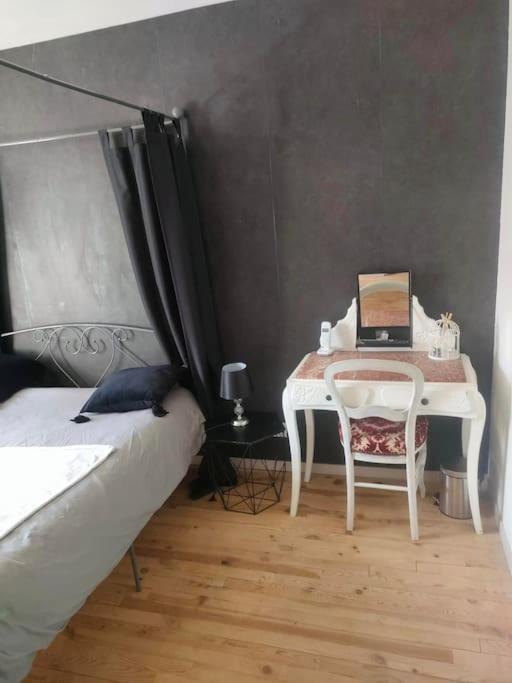 Gite La Roche Paisible Saint-Julien-de-Coppel Extérieur photo